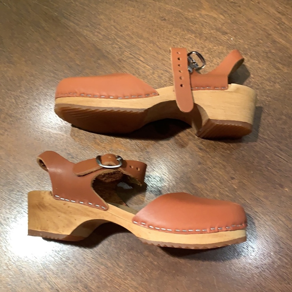 Closed toe Clogs